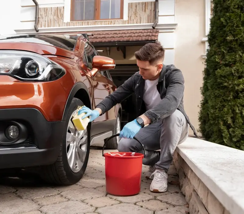 Lavage auto à domicile Le Val-Saint-Père : professionnel intervenant sur un véhicule